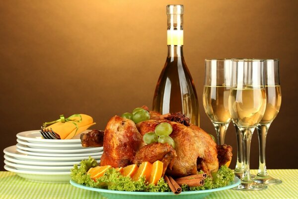 Una mesa bellamente puesta con alcohol