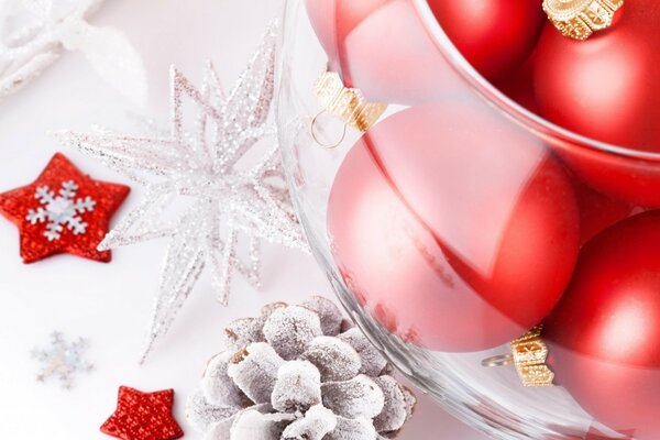 Bolas de Navidad con conos de plata