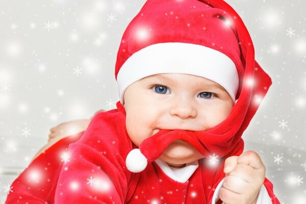 Pequeño bebé lindo en una gorra de año nuevo