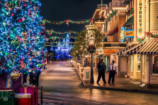Calle de la noche de Navidad decorada con luces