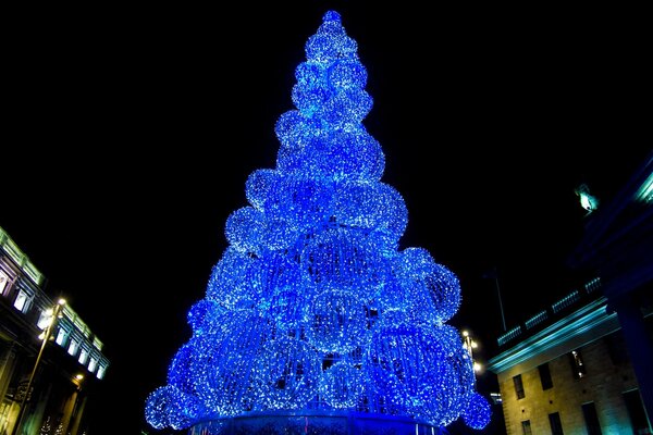 Árbol de Navidad al aire libre de bolas azules brillantes