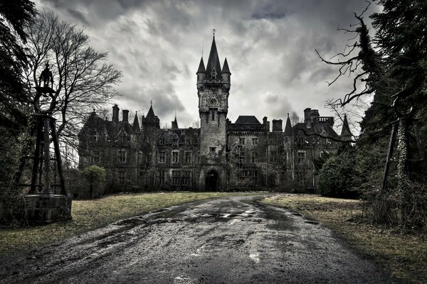 Un antiguo castillo abandonado atrae a Halloween