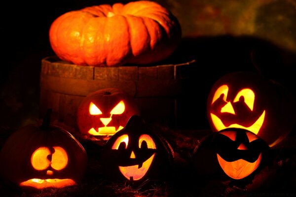 Fiesta de Halloween y calabazas con diferentes emoticonos