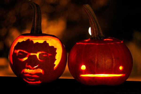 Calabazas estilizadas brillan en Halloween