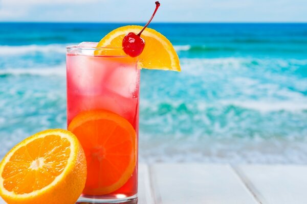 Cóctel exótico. Verano, océano, naranja