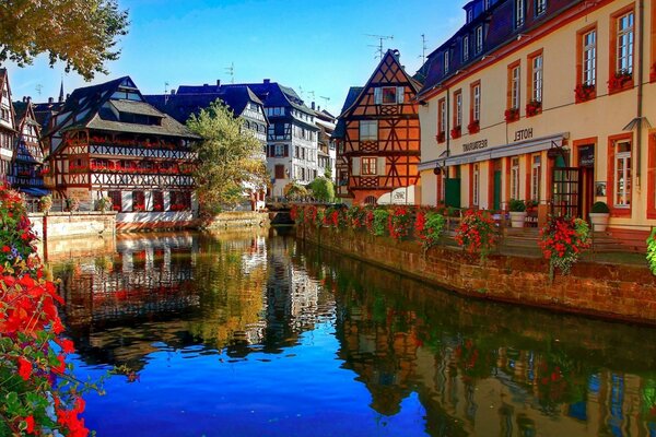 Paisaje en Europa río en la ciudad