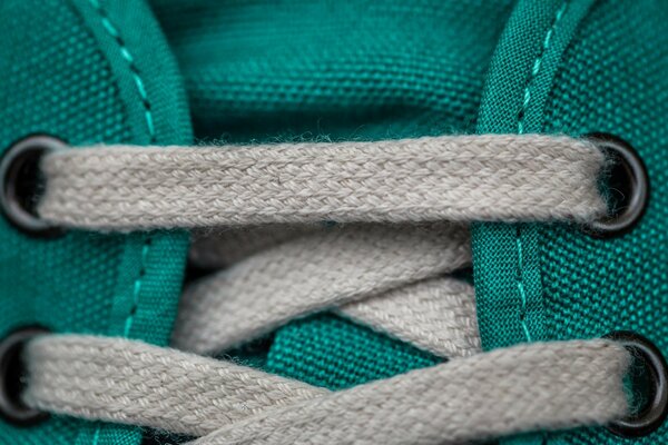 Cordones grises en Zapatillas verdes