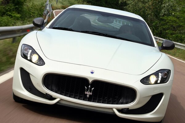 Blanco coche deportivo maserati corre novia