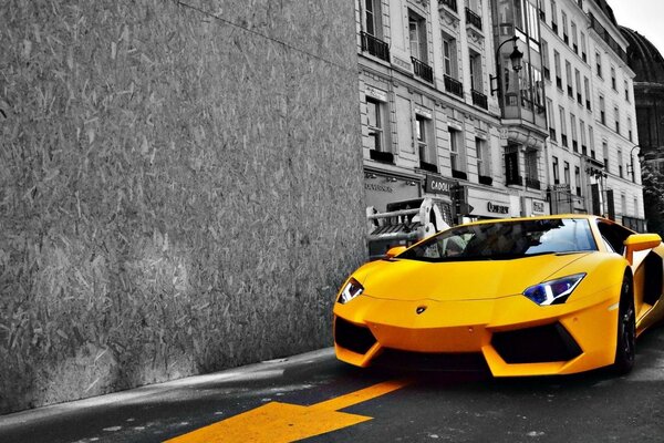 Coche deportivo amarillo en la calle de la ciudad