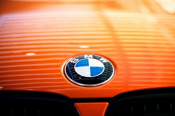 Icono del coche BMW sobre fondo naranja