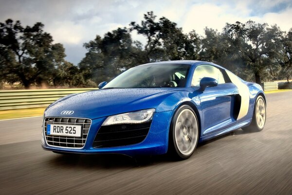 Un Audi azul corre por la autopista