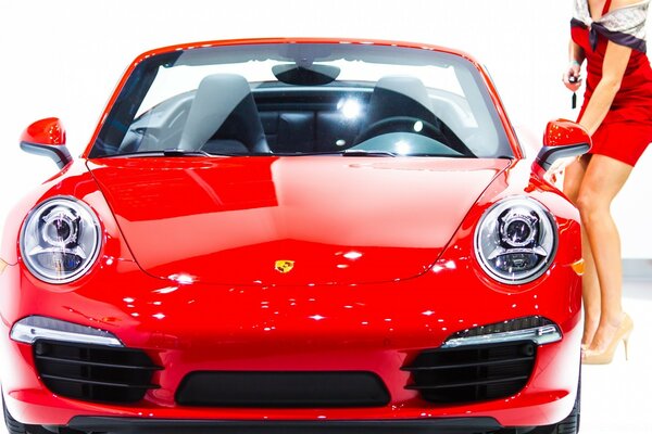 Descapotable rojo Porsche con faros redondos