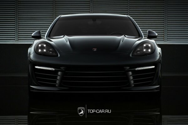 Negro agresivo Porsche en el edificio