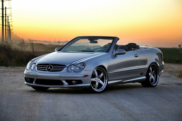 Mercedes se detuvo en medio de la puesta de sol