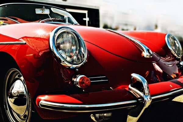 Coche retro cerca. Coche retro rojo