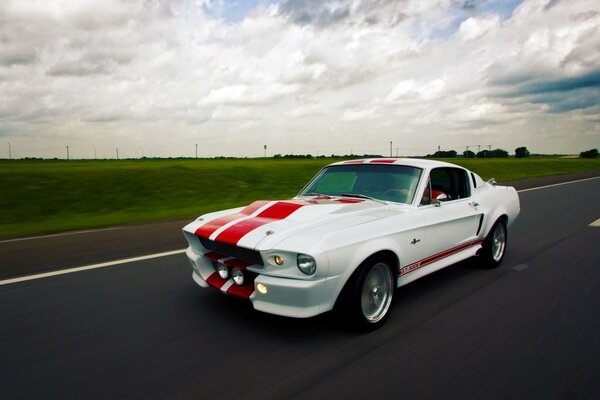 Carreras de coches retro. Pista abierta