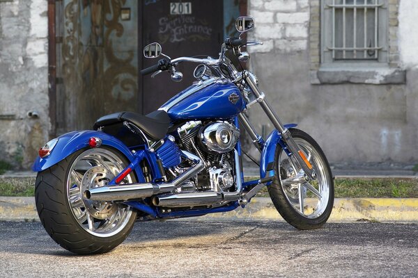 Moto azul en el patio de la casa