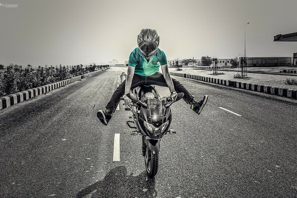 Acrobacias en moto en el tráfico
