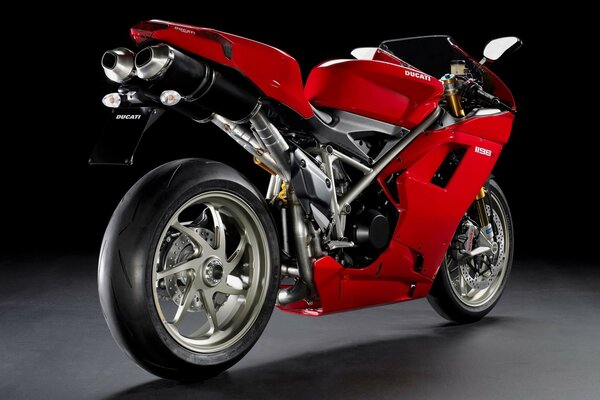 Moto deportiva roja