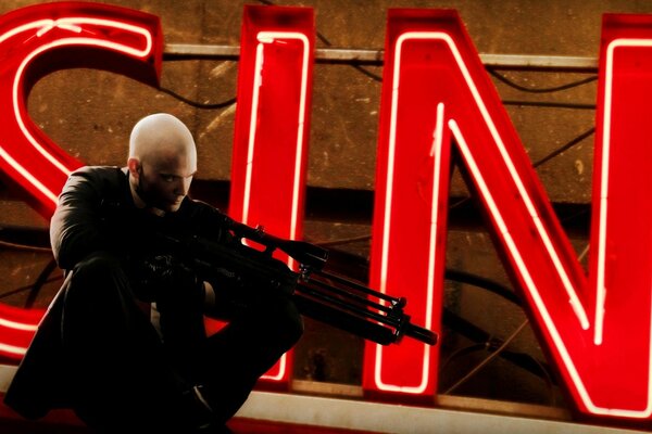 Hitman busca un objetivo en el fondo de la inscripción