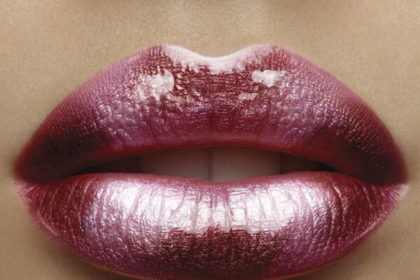 Labios pintados con lápiz labial