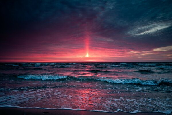 Impresionante puesta de sol rosa en la costa
