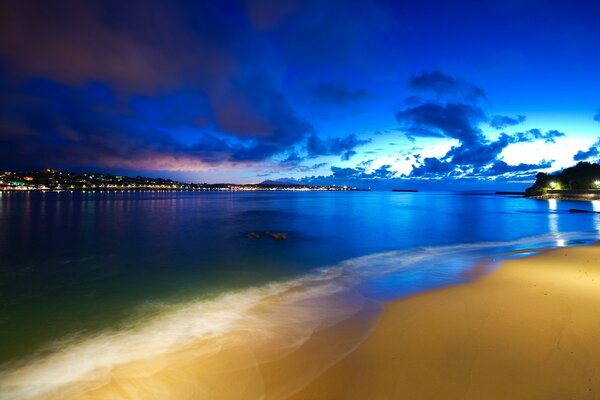 Hermosa puesta de sol y mar tranquilo