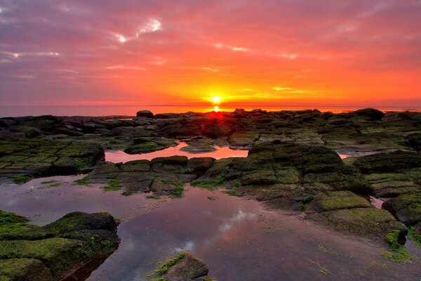 Puesta de sol en la playa, montañas del sur