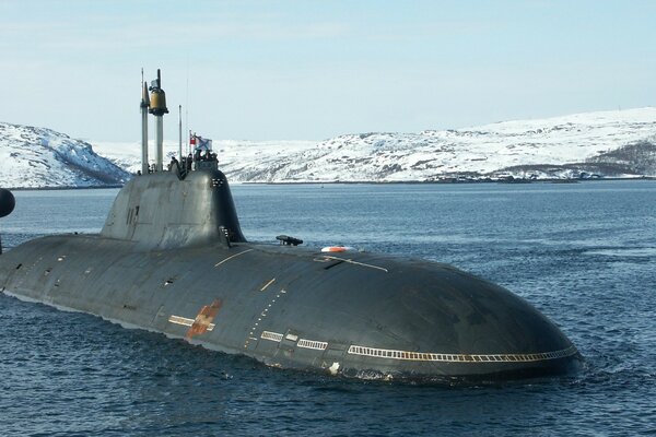 Submarino en el mar en medio de la nieve