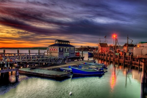 Muelle y barcos al atardecer