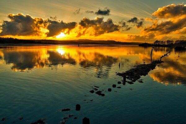 Reflejo de la puesta de sol en el agua del océano