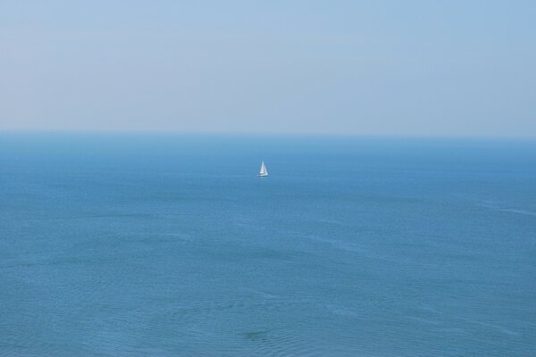 Barco en alta mar. Fondo azul
