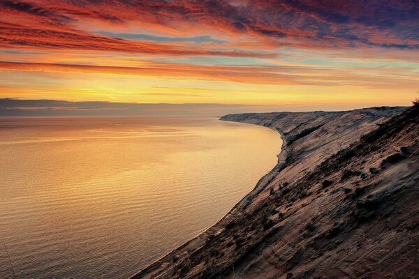 Costa rocosa junto al agua al atardecer
