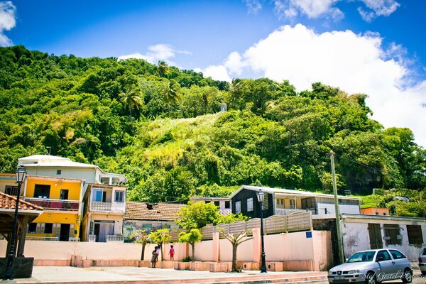 Ciudad en la ladera de la montaña verde