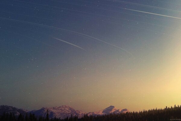Cielo montañas bosque crepúsculo estrellas