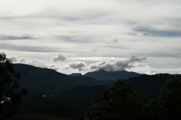 Cielo nublado en las montañas