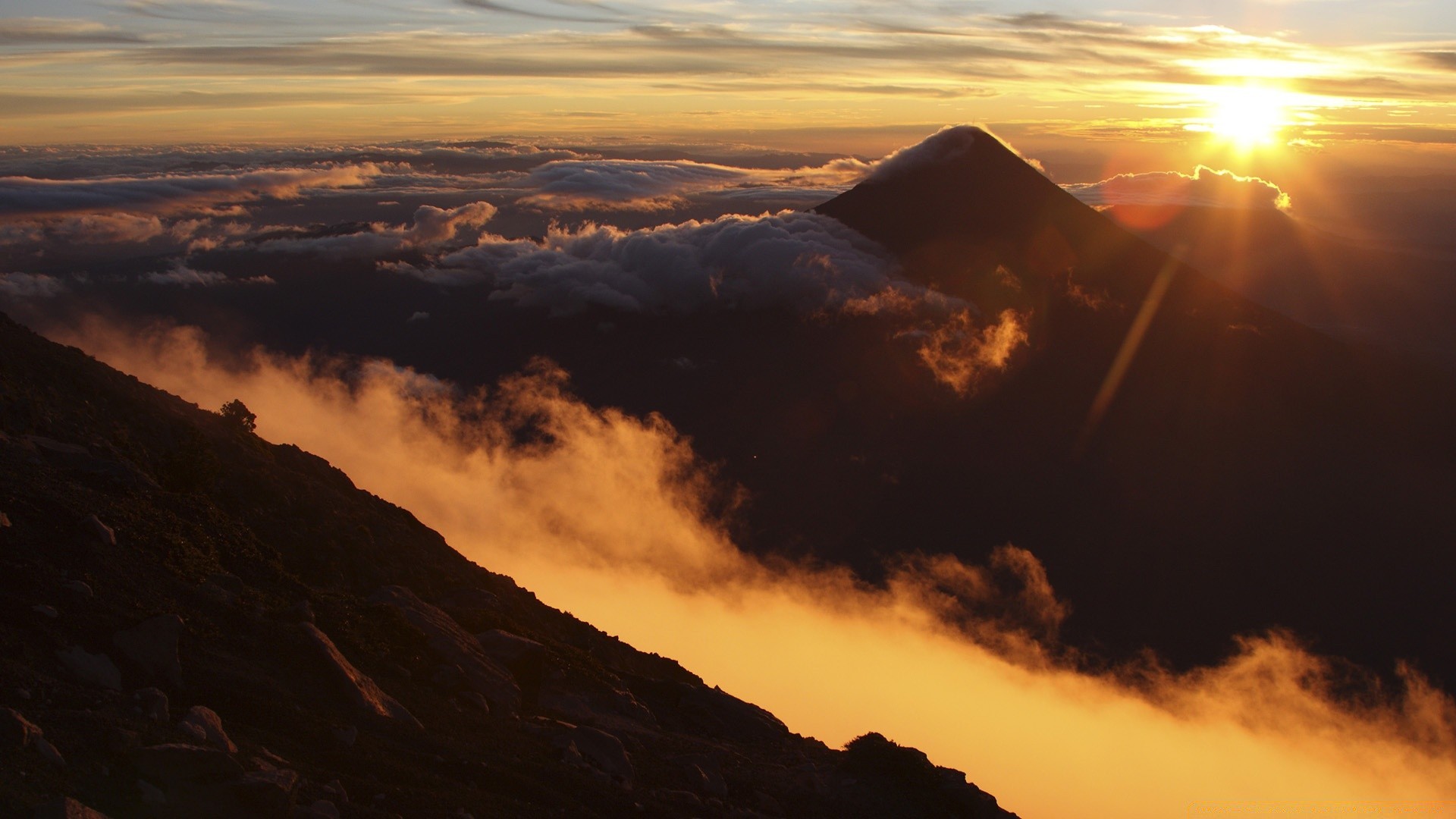montañas puesta de sol montañas paisaje amanecer noche cielo volcán viajes niebla al aire libre sol crepúsculo luz luz del día naturaleza buen tiempo