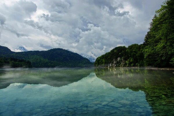 Paisaje lago en el bosque más a menudo