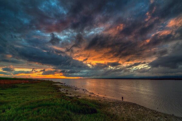 Foto de una hermosa puesta de sol sobre el río