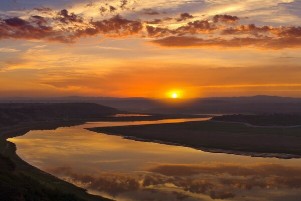 Amanecer al pie del río rápido