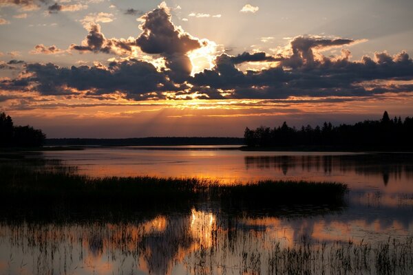 Hermoso reflejo de la puesta de sol en el río