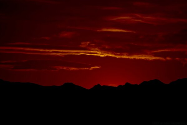 En el crepúsculo de la noche rojo puesta de sol