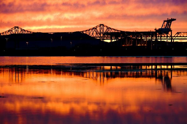Puesta de sol roja reflejada en el agua