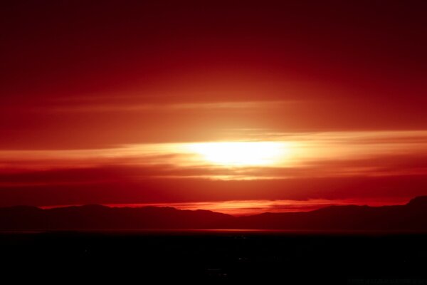 Hermosa puesta de sol en el cielo de la tarde