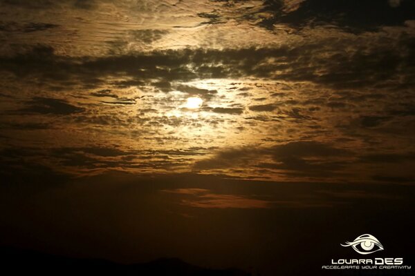 Puesta de sol dorada en el desierto