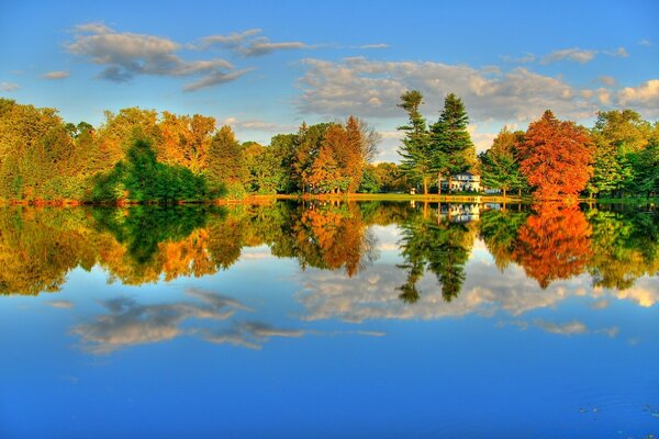 Brillante colorido paisaje de otoño