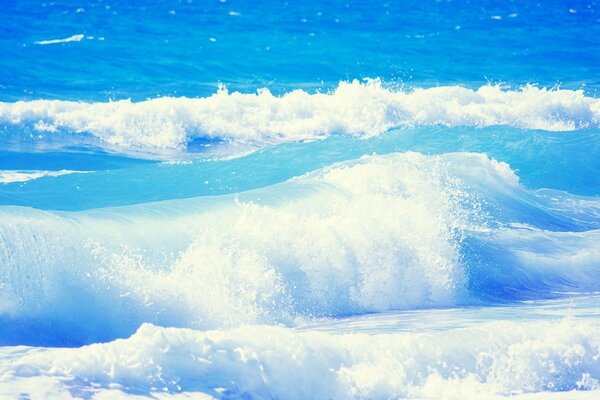 Las olas de verano salpican el aire