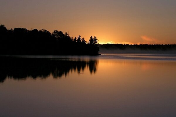 Atardecer y amanecer sobre las aguas del lago