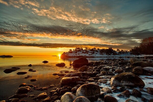 Amanecer frío en el lago de invierno
