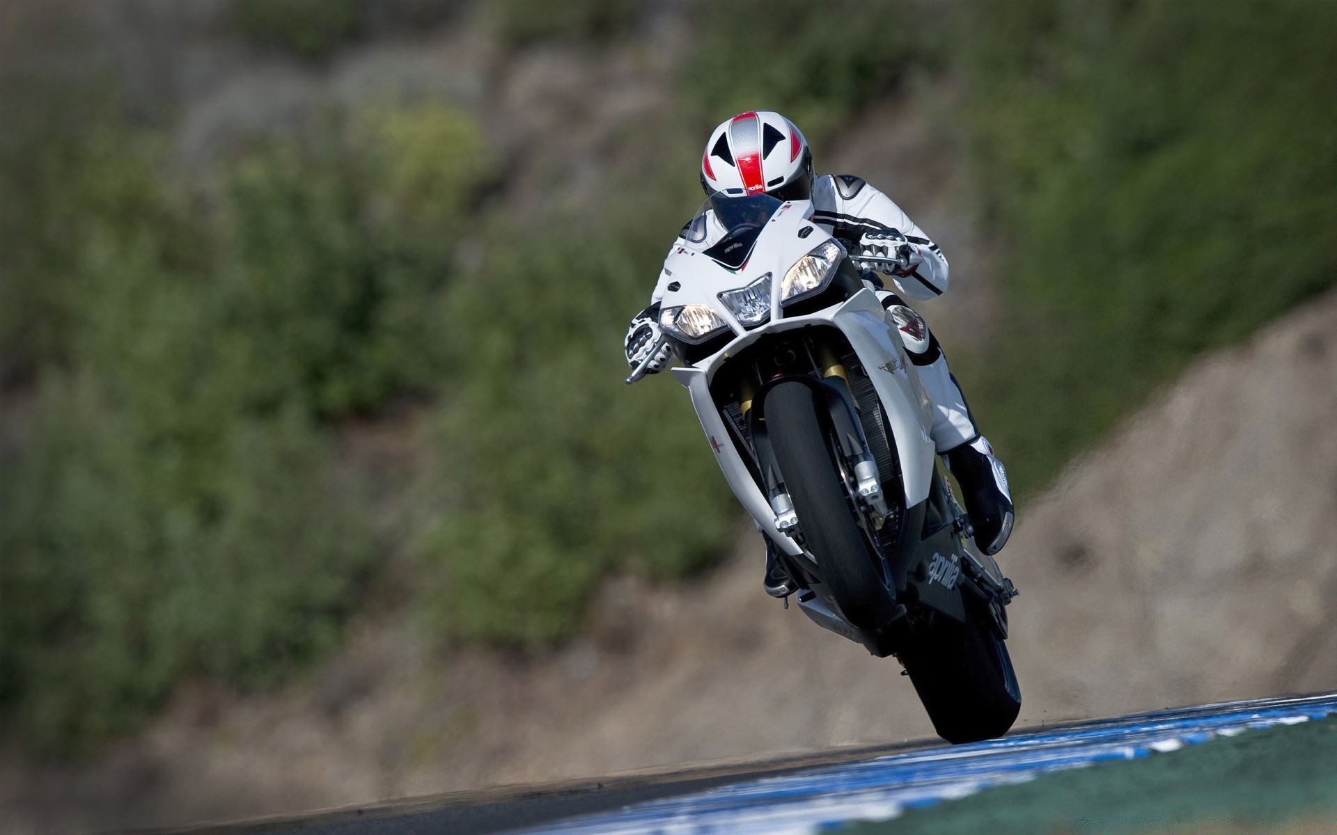 deporte bicicleta raza biker competencia casco acción corredor coche prisa ruedas aventura ciclista pista paseo al aire libre deporte solo